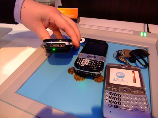 Qiがバージョンアップし、デバイスとQi充電器が直接触れなくても充電可能に。机や車にQi充電器を埋め込んで充電など